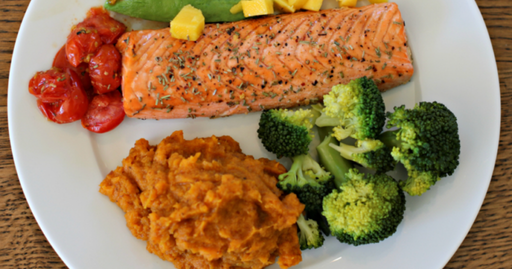 Proteinrik middag: Laxfilé med Broccoli och Sötpotatismos