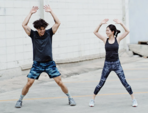 Konditionsträning är lätt att få till vid hemmaträning, gör några jumping jacks och pulsen kommer att öka snabbt.