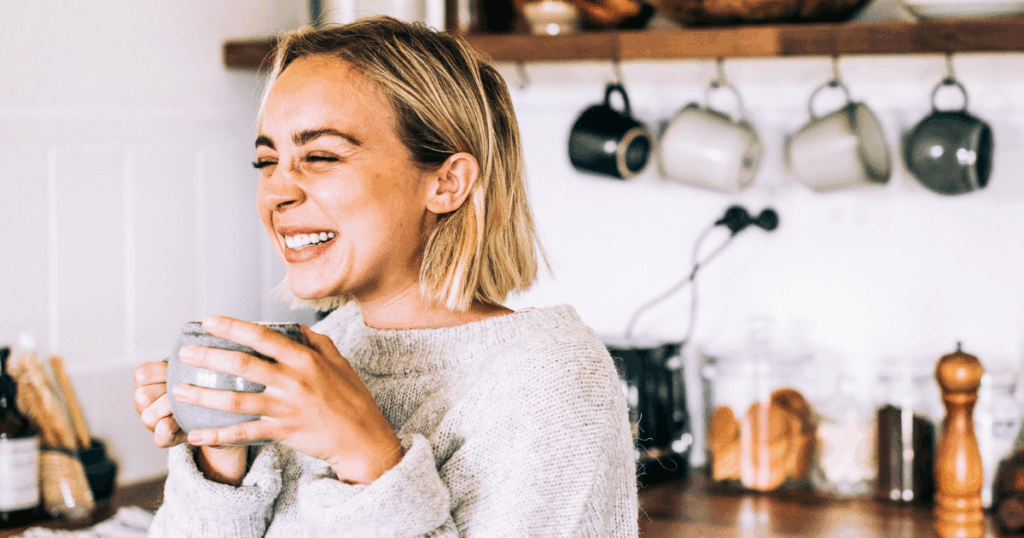 Kvinna dricker te för att stödja livsstilsförändring och hälsosammare kost med färre mellanmål